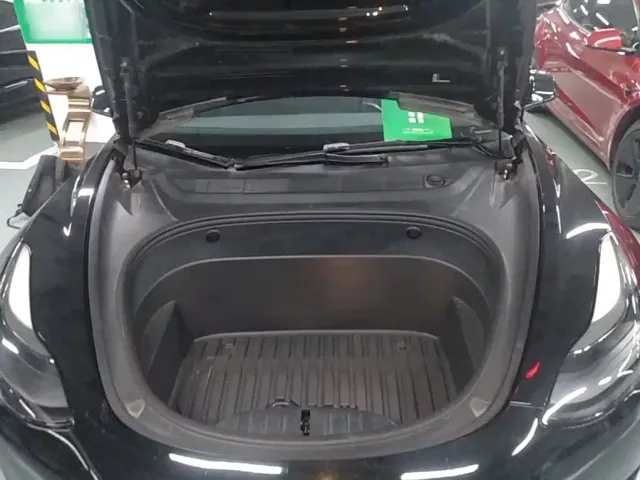 Tesla Model 3 — Фото автомобиля 19