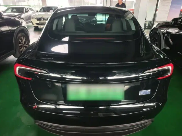 Tesla Model 3 — Фото автомобиля 3