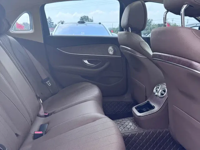Mercedes-Benz E-Class — Фото автомобиля 16