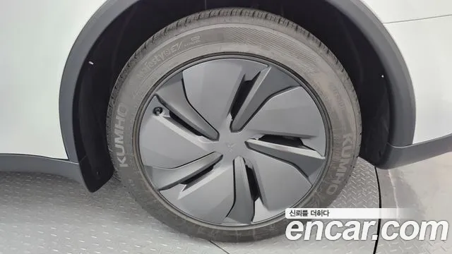 Tesla Model Y — Фото автомобиля 21