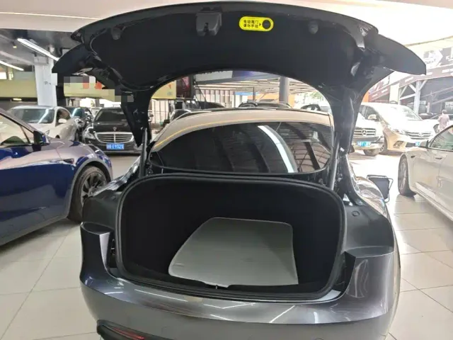 Tesla Model 3 — Фото автомобиля 18