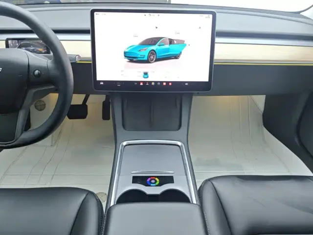 Tesla Model 3 — Фото автомобиля 16