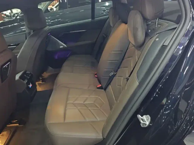 BMW 5 Series — Фото автомобиля 16