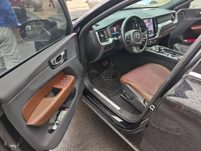 Volvo XC60 — Фото автомобиля 12