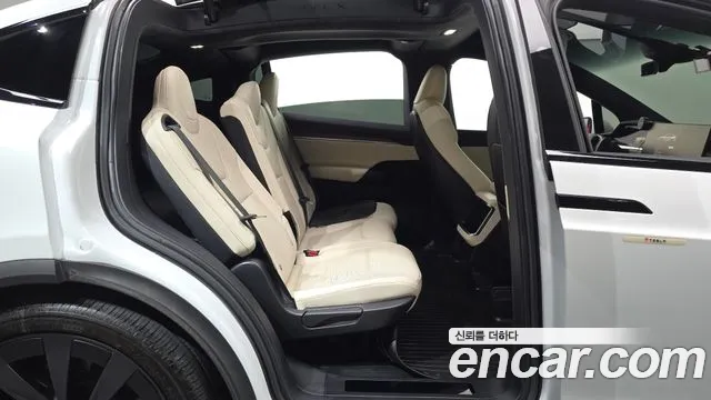 Tesla Model X — Фото автомобиля 11
