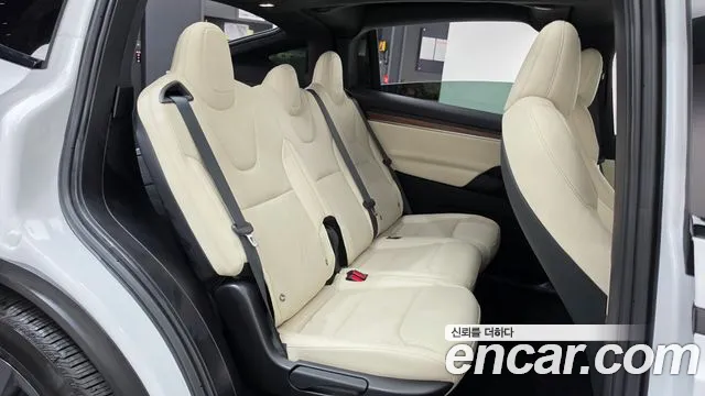 Tesla Model X — Фото автомобиля 12