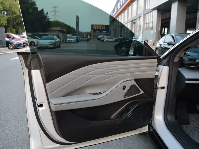 Geely Galaxy E8 — Фото автомобиля 9