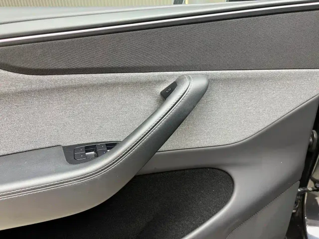 Tesla Model Y — Фото автомобиля 16