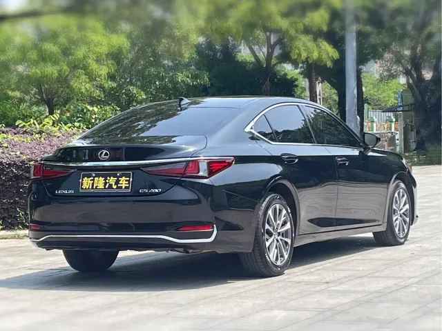 Lexus ES — Фото автомобиля 4