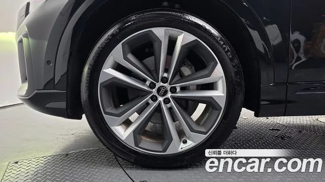 Audi Q8 55 TFSI quattro Premium — Фото автомобиля 5