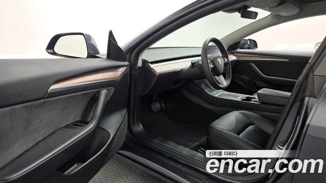 Tesla Model 3 — Фото автомобиля 10