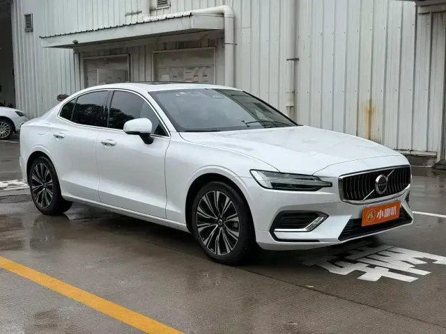 Volvo S60 — Фото автомобиля 3