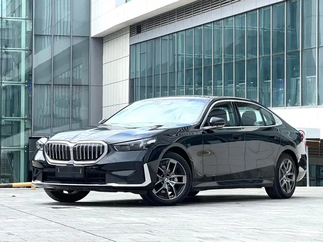 Фотография автомобиля — BMW 5 Series