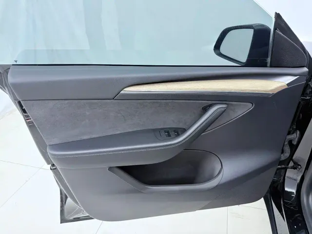 Tesla Model Y — Фото автомобиля 17