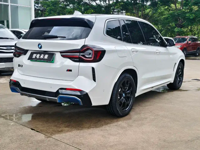 BMW iX3 — Фото автомобиля 2