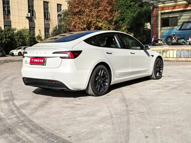 Tesla Model 3 — Фото автомобиля 16
