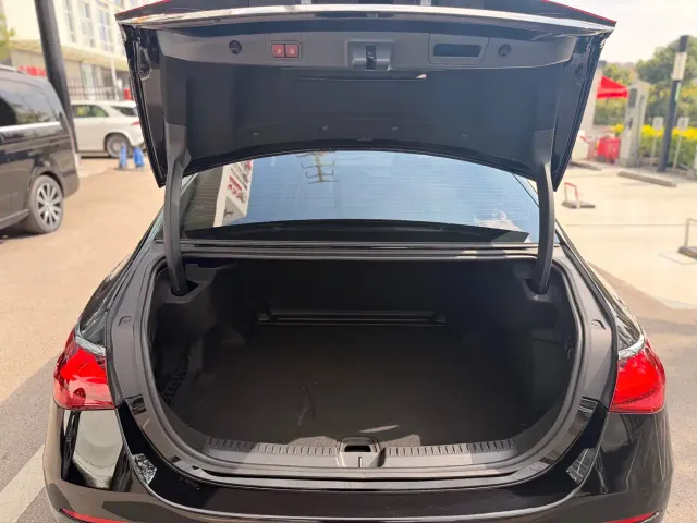 Mercedes-Benz E-Class — Фото автомобиля 21