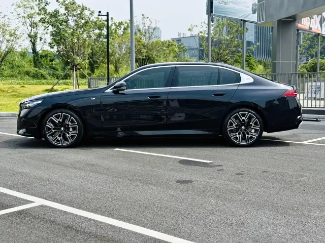 BMW BMW 5 Series 2024 530Li Premium M Sport Package — Фото автомобиля 5