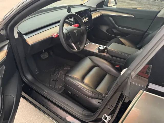 Tesla Model 3 — Фото автомобиля 6