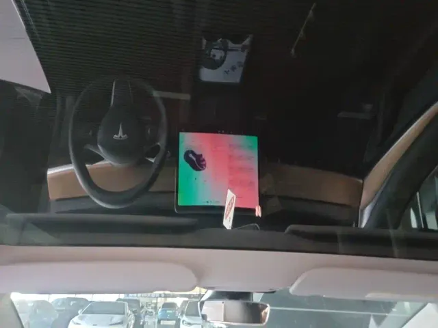 Tesla Model 3 — Фото автомобиля 17