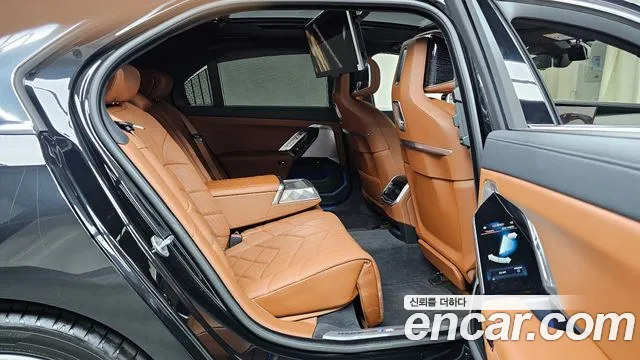 BMW 7-Series 7 серия (G70) 740i xDrive M Sport — Фото автомобиля 10
