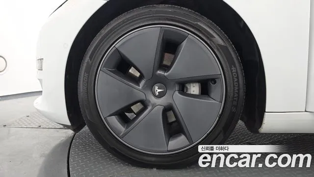 Tesla Model 3 — Фото автомобиля 5