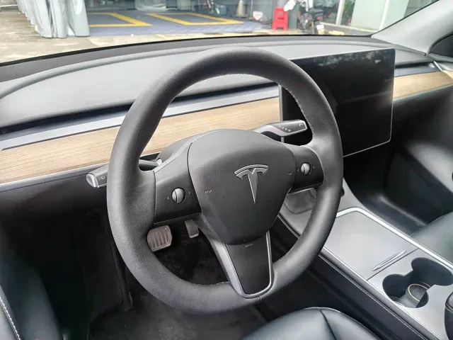 Tesla Model Y — Фото автомобиля 15