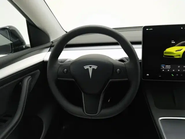 Tesla Model Y — Фото автомобиля 11