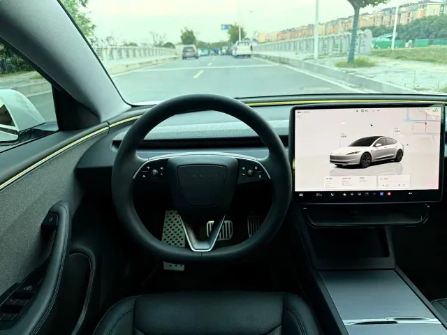 Tesla Model 3 — Фото автомобиля 9