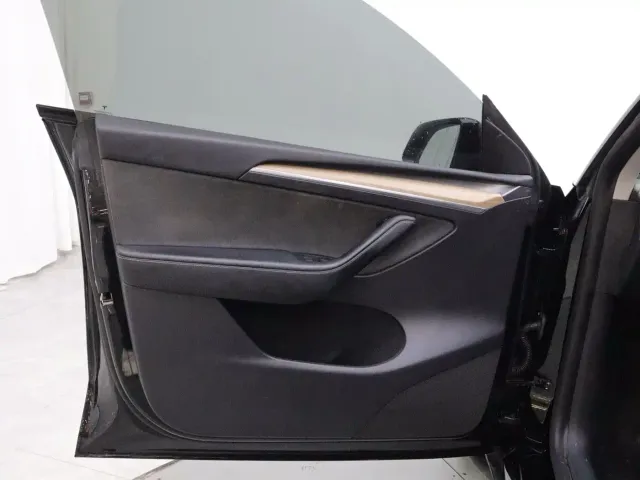 Tesla Model Y — Фото автомобиля 10