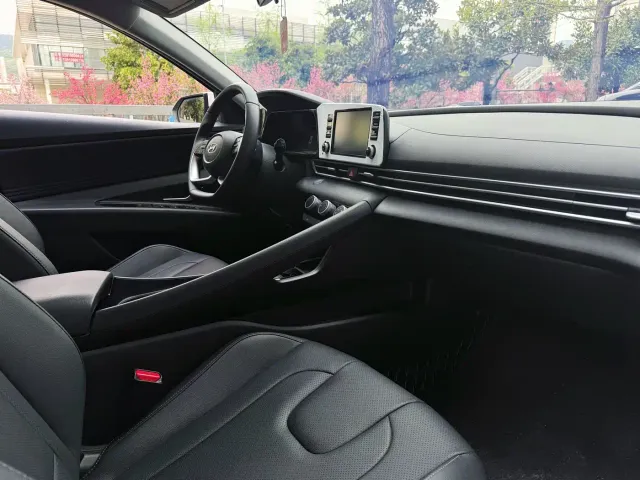 Hyundai Elantra — Фото автомобиля 12