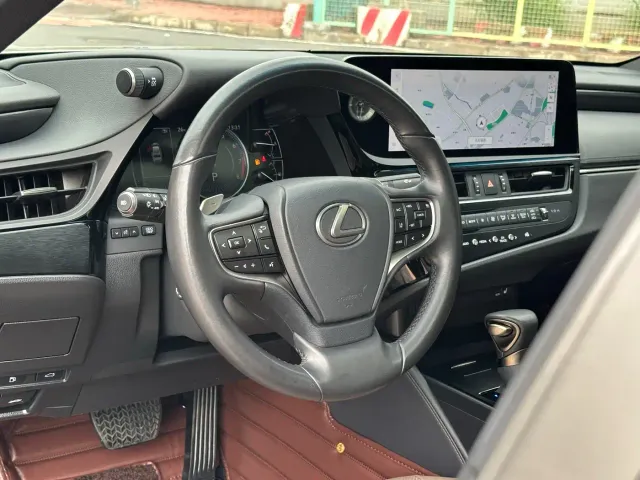 Lexus ES — Фото автомобиля 12