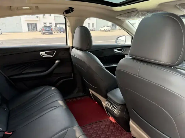 Roewe D7 — Фото автомобиля 10