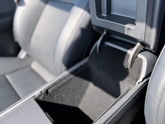 Tesla Model Y — Фото автомобиля 21