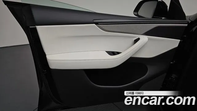 Tesla Model Y — Фото автомобиля 23