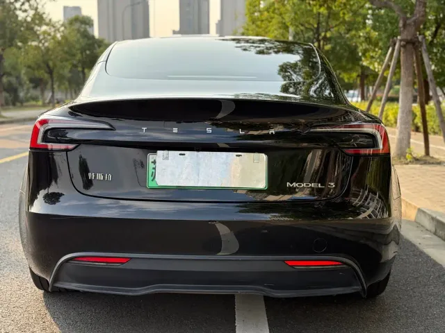Tesla Model 3 — Фото автомобиля 4
