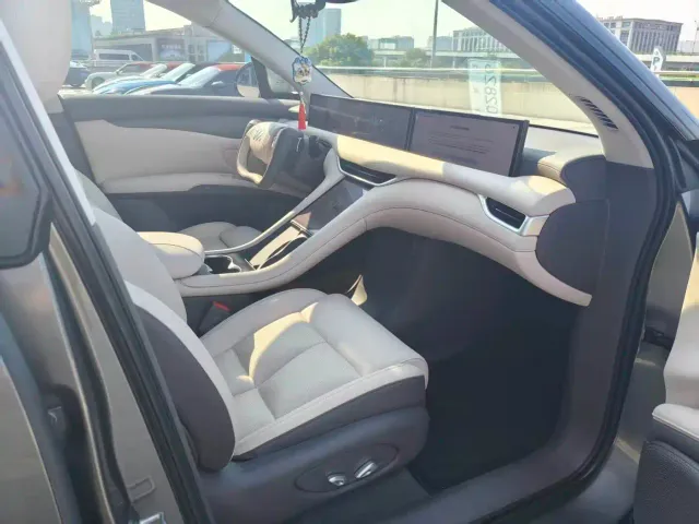IM Motors LS6 — Фото автомобиля 11