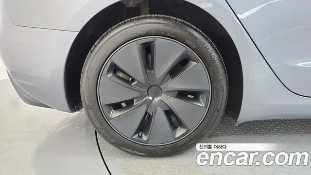 Tesla Model 3 — Фото автомобиля 5