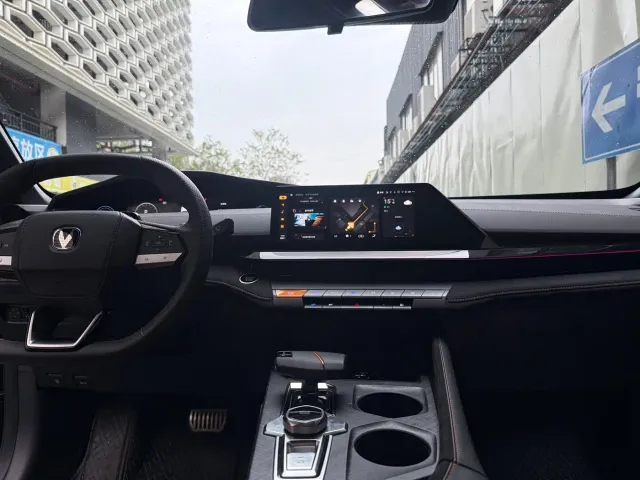 Changan Changan UNI-V 2024 1.5T Deluxe Sport — Фото автомобиля 4
