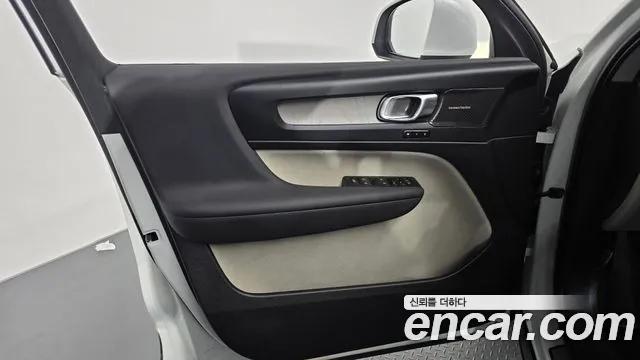 Volvo XC40 — Фото автомобиля 13
