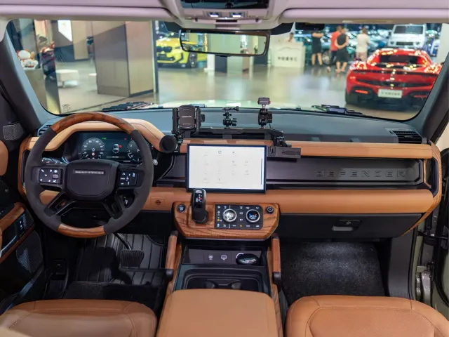 Land Rover Defender — Фото автомобиля 8