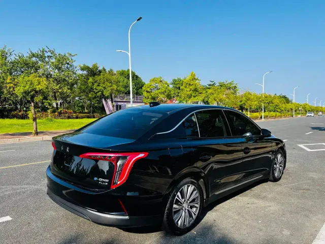 Hongqi E-QM5 — Фото автомобиля 17