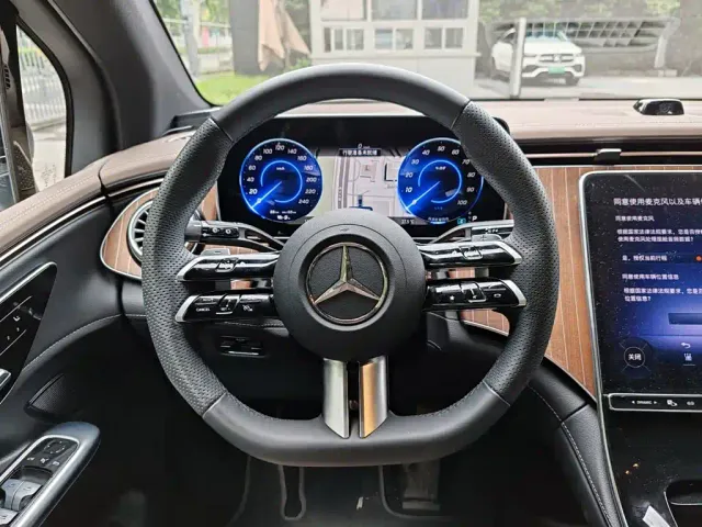 Mercedes-Benz EQE SUV — Фото автомобиля 6