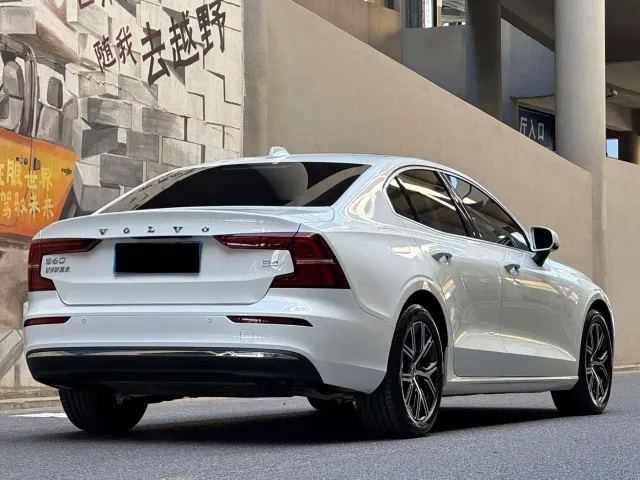 Volvo S60 — Фото автомобиля 5