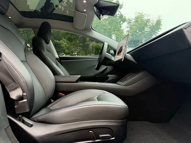 Tesla Model 3 — Фото автомобиля 10