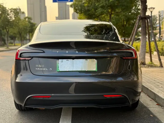 Tesla Model 3 — Фото автомобиля 4