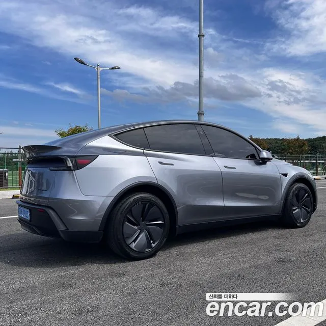 Tesla Model Y — Фото автомобиля 13
