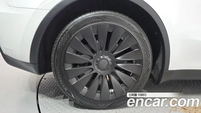 Tesla Model Y — Фото автомобиля 3