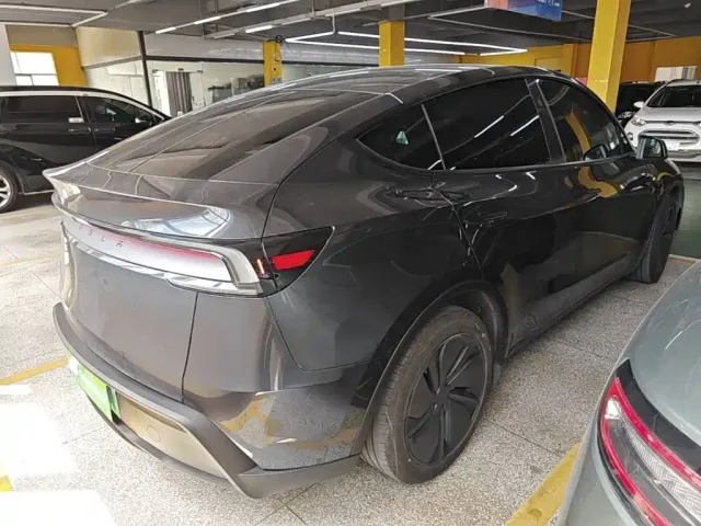 Tesla Model Y — Фото автомобиля 6