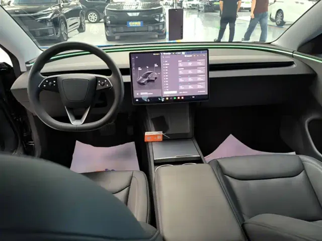 Tesla Model 3 — Фото автомобиля 9